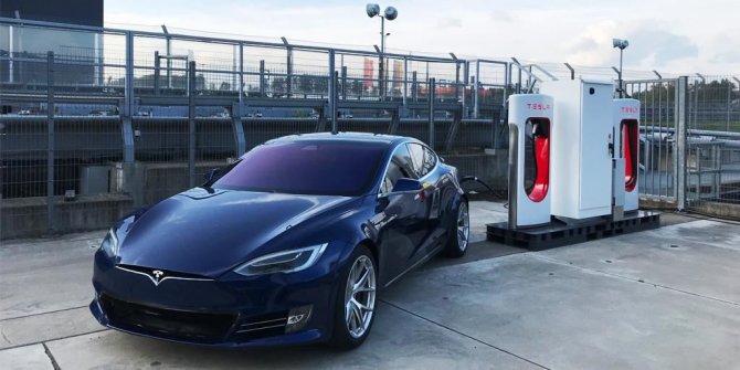 Tesla iliustr./„Tesla“ įkrovos stotelė „Supercharger“ Niurburgringe