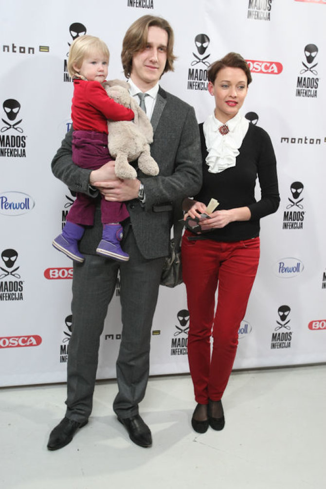 Aistė Jasaitytė-Čeburiak su vyru Romanu ir dukra Elze