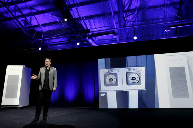 Scanpix nuotr./Elonas Muskas pristato „Tesla“ namų baterijas