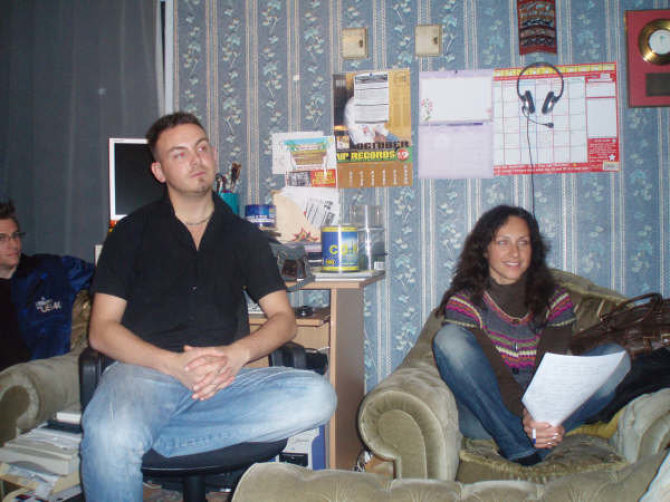 Asmeninio albumo nuotr./Asta Pilypaitė su „Johnny2Bad“ vokalistu Birminghame dainos „Mano saldainiuk“ įrašo metu
