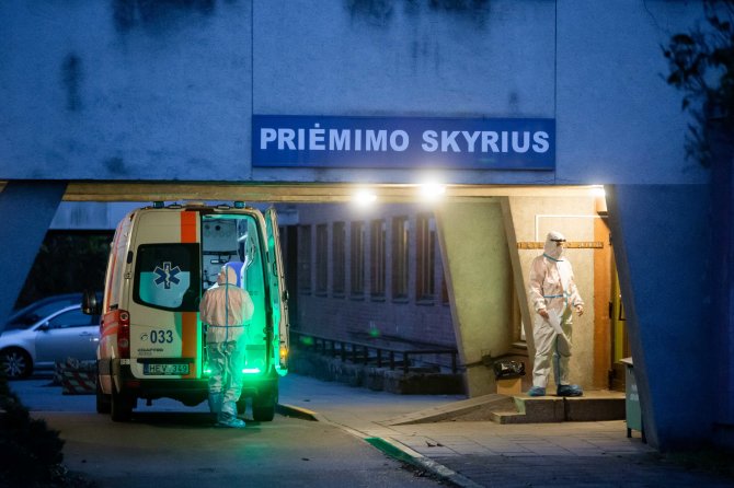 Žygimanto Gedvilos / 15min nuotr./COVID-19 pacientai atvežami į Vilniaus miesto klinikinę ligoninę