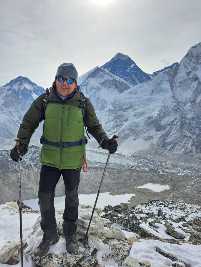 Asmeninio archyvo nuotr./Geriausiai Everestas matosi nuo Kala Patthar kalno – už mano nugaros tamsiausias trikampis ir yra Everestas