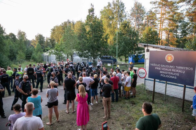 Žygimanto Gedvilos / 15min nuotr./Gyventojų susirėmimas su policijos pareigūnais prie Rūdninkų poligono