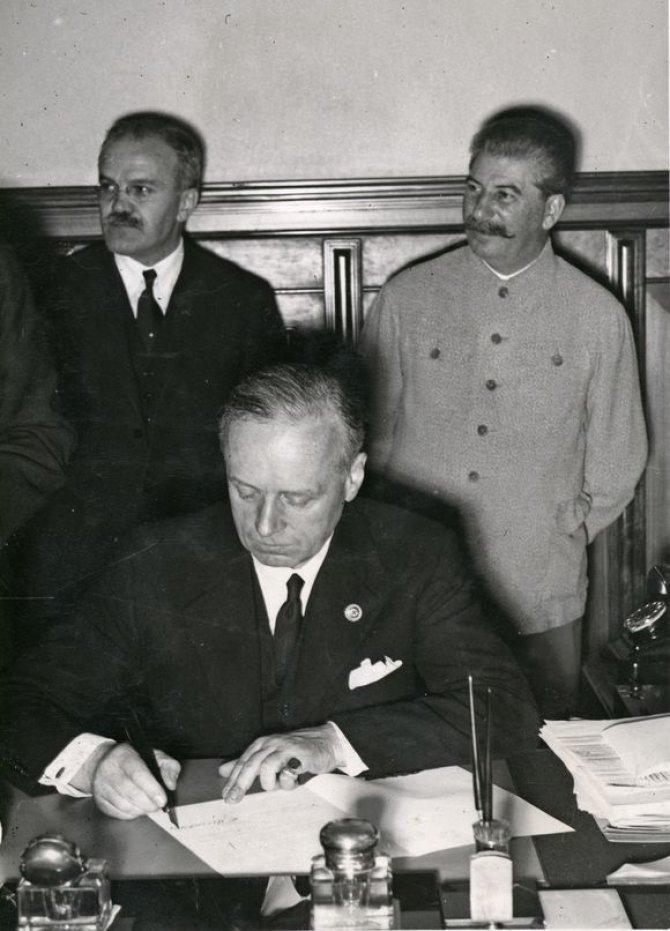 „Scanpix“ nuotr./Joachimas fon Ribentropas pasirašo paktą.