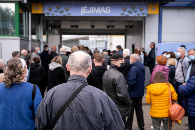 Žygimanto Gedvilos / 15min nuotr./Žmonių eilės prie vakcinavimo centro „Litexpo“