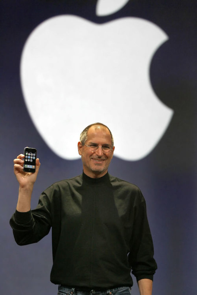 „Reuters“/„Scanpix“ nuotr./2007-ųjų sausio 9-oji. Pristatydamas pirmosios kartos „iPhone“, S.Jobsas pareiškė, kad tai yra diena, kai „Apple“ naujai išranda telefoną. Tuomet juo patikėjo ne visi.