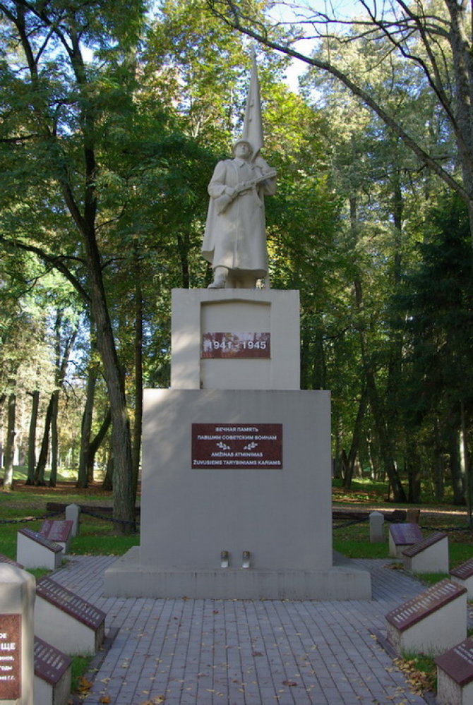 Sovietinis paminklas Raudonėje