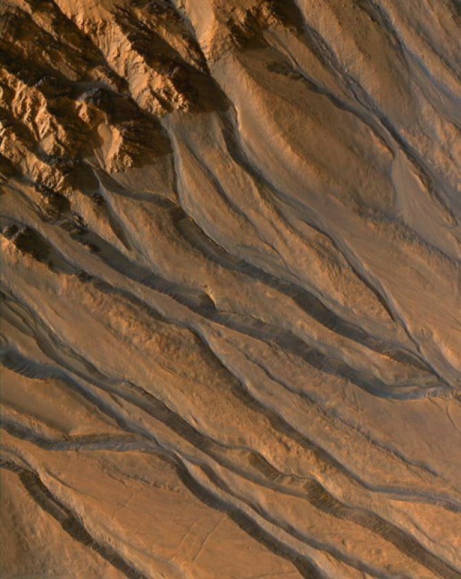 NASA nuotr./Vandens padarytos daubos Marse