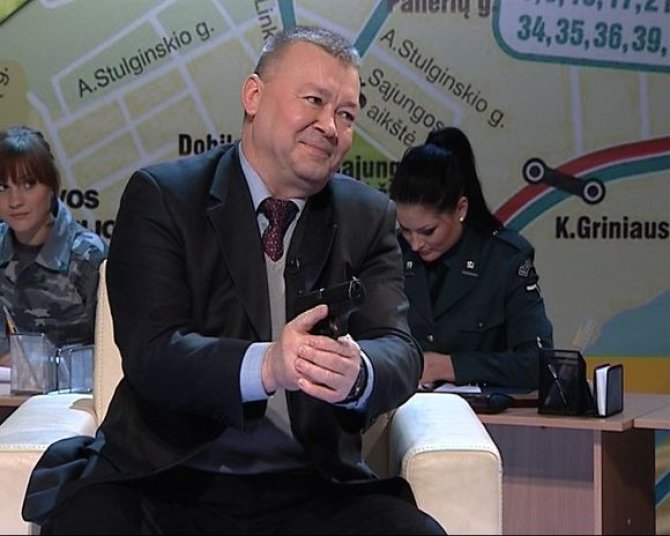 TV3 nuotr./Vytautas Grigaravicius su ginklu