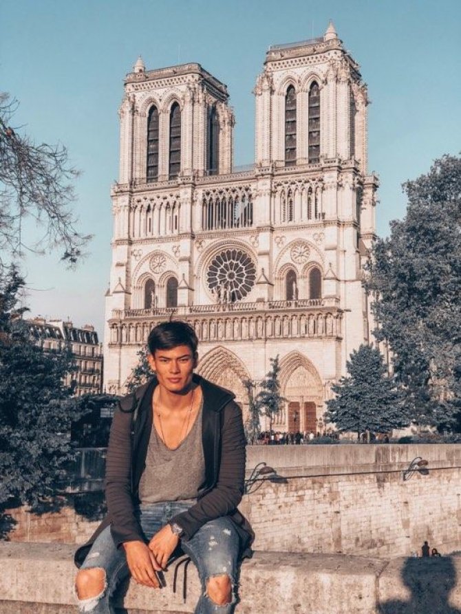 Asmeninio albumo nuotr./Simonas Pham prie Dievo Motinos katedros Paryžiuje