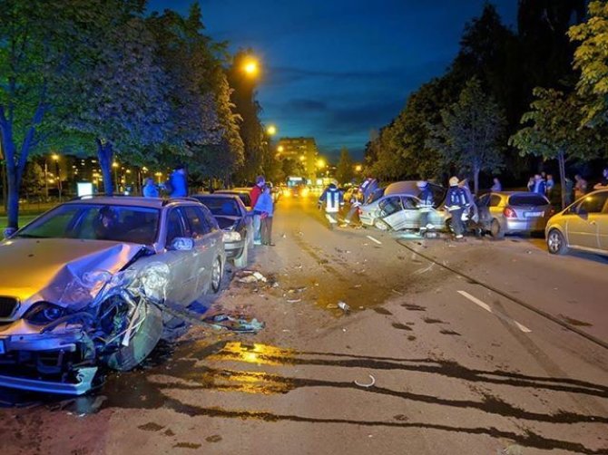 Vytauto K. nuotr./Vilniuje nesuvaldytas automobilis rėžėsi į kitas mašinas.