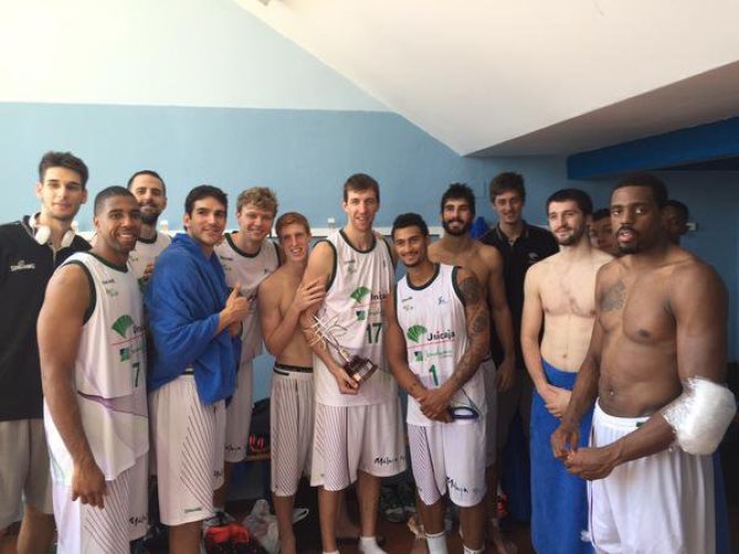 twitter.com/@MKuzminskas/„Unicaja“ krepšininkai švenčia pirmąjį trofėjų