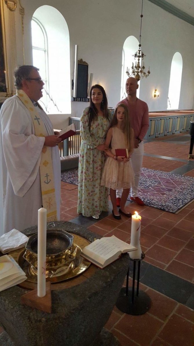 Asmeninio albumo nuotr./Algirdas ir  Milisandra Radzevičiai su krikšto dukra Gabriele