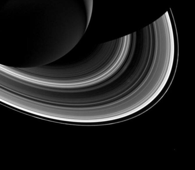 NASA nuotr./Saturno šešėlis ir žiedai. Tarp žiedų ir šešėlių matyti Mirties žvaigždę iš Žvaigdžių karų primenantis Saturno palydovas Mimas (dešiniajame apatiniame kampe, 2014 m. kovo 3 d.) 