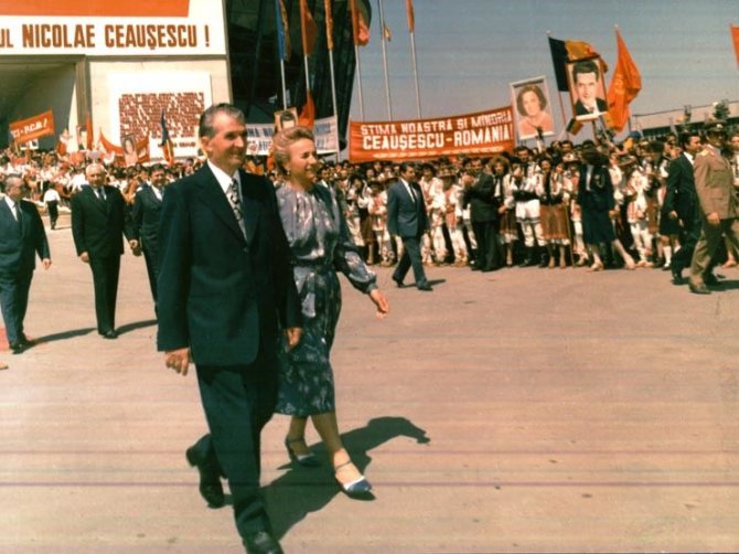 Wikipedia.org nuotr./Asmens kulto apogėjus socialistinėje Rumunijoje: Nicolae ir Elena Ceaușescu (1986 m.)