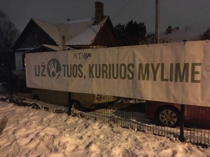 P.Vileišio progimnazijos Tėvų komiteto nuotr./Plakatas ant P.Vileišio progimnazijos tvoros