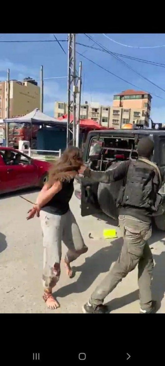 Stop kadras iš video/„Hamas“ kovotojų paimta į nelaisvę Izraelio karė
