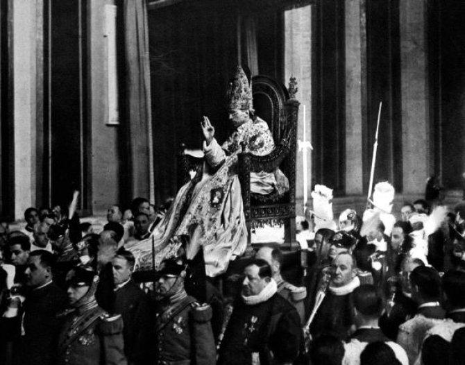„Scanpix“ nuotr./Pijaus XII koronacijos ceremonija 1939 m.