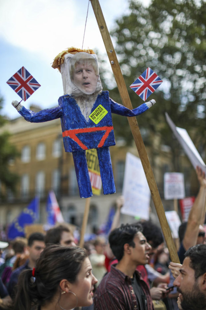 „Reuters“/„Scanpix“ nuotr./Didžiosios Britanijos gatves užplūdo protestuotojai