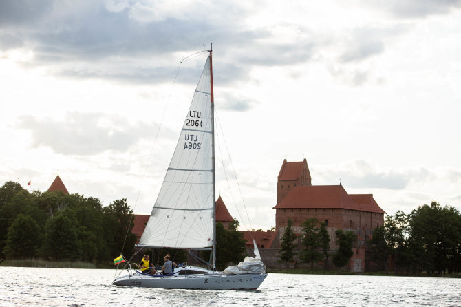 Josvydo Elinsko / 15min nuotr./Trakuose startavo trečioji 24 valandų regata: bures pakėlė 8 buriutojų įgulos