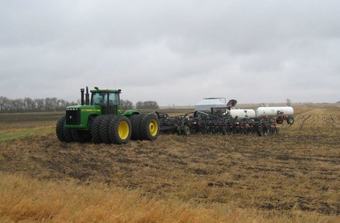 Šis John Deere tempia įspūdingą padargų grandinę. (Elcajonfarms, Wikimedia(CC BY 3.0)