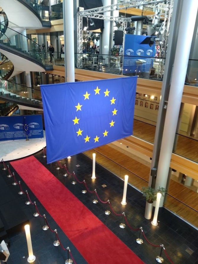 Ugniaus Antanavičiaus nuotr./Raudonasis kilimas, pro kurį į EP žengia garbingiausi svečiai