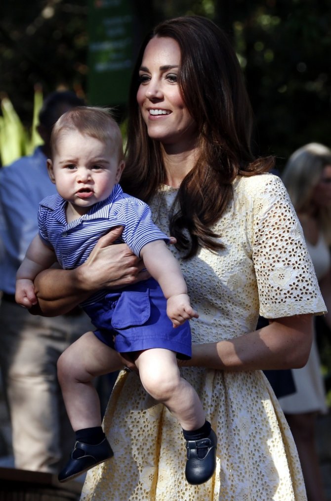 AFP/„Scanpix“ nuotr./Kembridžo hercogienė Catherine su sūnumi George'u 2014-ųjų balandį