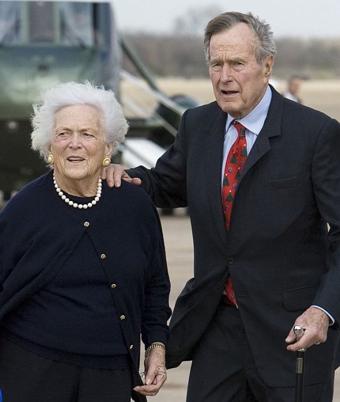 „Reuters“/„Scanpix“ nuotr./Buvęs JAV prezidentas George'as Bushas vyresnysis su žmona Barbara