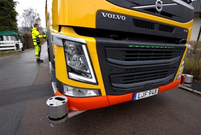 Aplink išdėstyti jutikliai padeda apvažiuoti kliūtis ir išvengti susidūrimų. (Volvo Trucks)