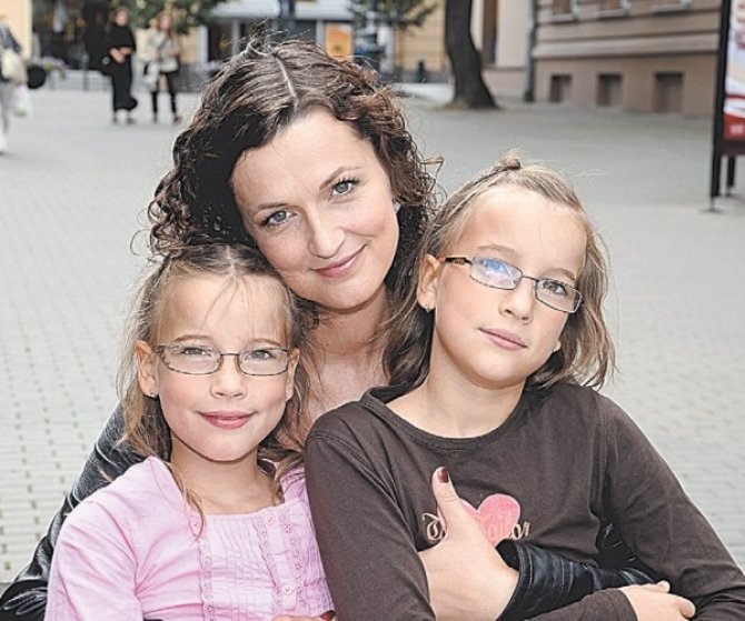 LŽ nuotr./Aktorė Kristina Savickytė su dvynėmis dukrelėmis Justina (kairėje) ir Gabija.