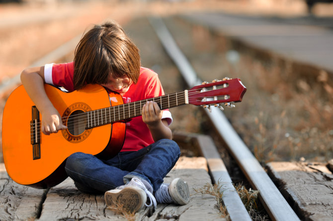 Shutterstock nuotr./Berniukas, grojantis gitara