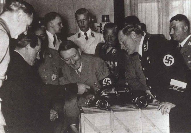 Wikipedia.org nuotr./Ferdinandas Porsche pristato Adolfui Hitleriui „Volkswagen Kaefer“.
