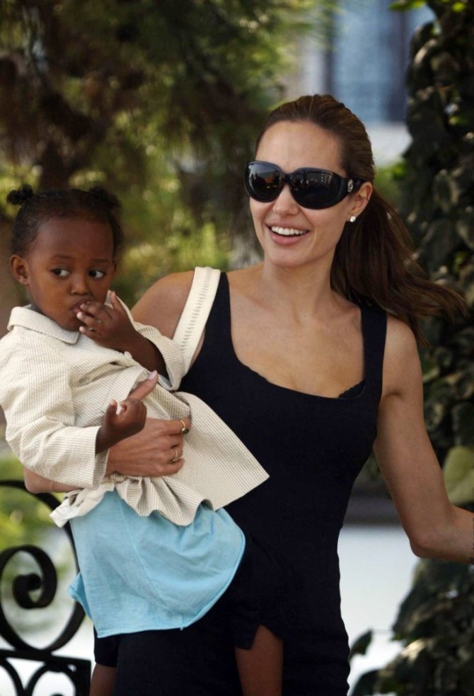 „Reuters“/„Scanpix“ nuotr./Angelina Jolie su įdukra Zahara (2007 m.)