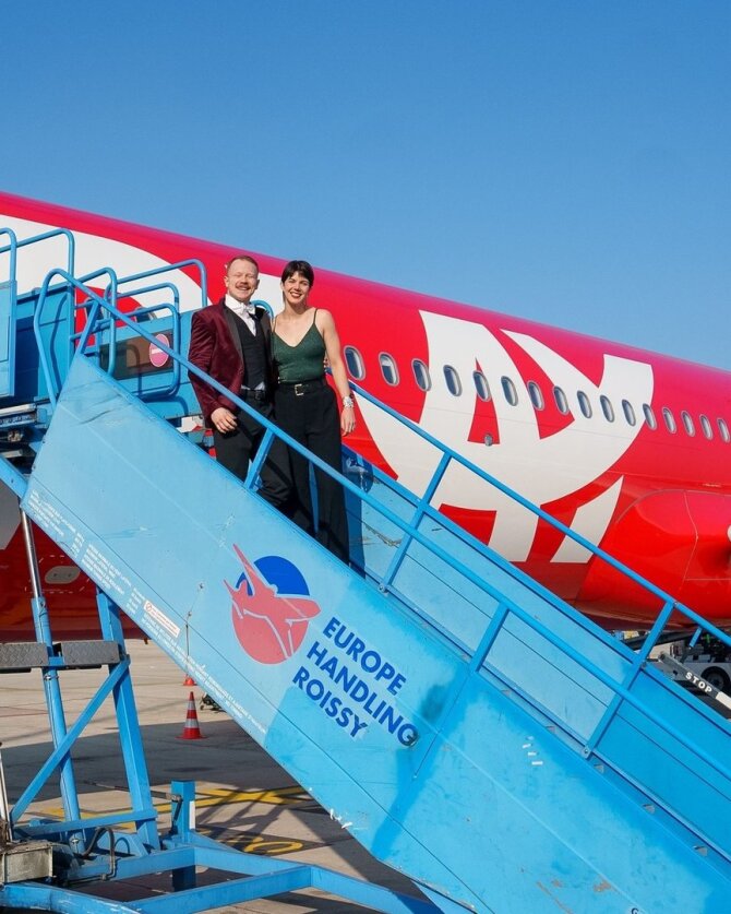Play Airlines nuotr./Pora susituokė skrydžio metu