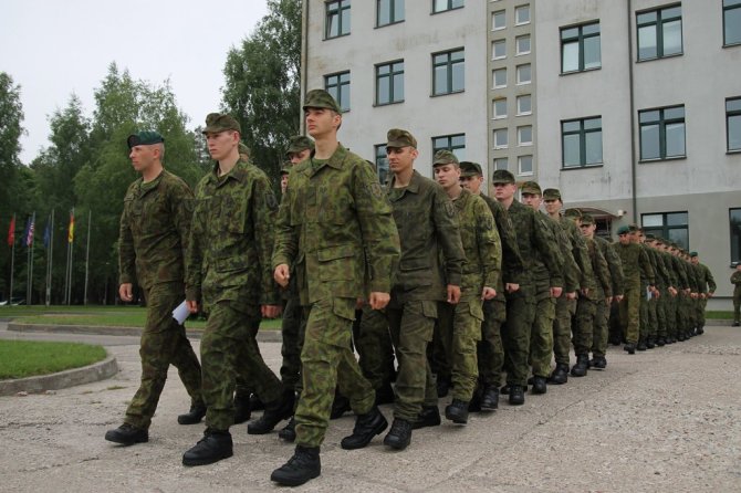 KAM nuotr./Iškilmingoje rikiuotėje įteikti pažymėjimai paskutinei bazinių karinių mokymų laidai