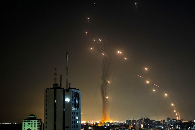 AFP/„Scanpix“ nuotr./Iš Gazos Ruožo Izraelio link skriejančios raketos