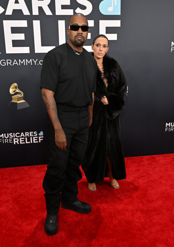 Vida Press nuotr./Kanye Westas su žmona Bianca Censori ant „Grammy“ raudonojo kilimo