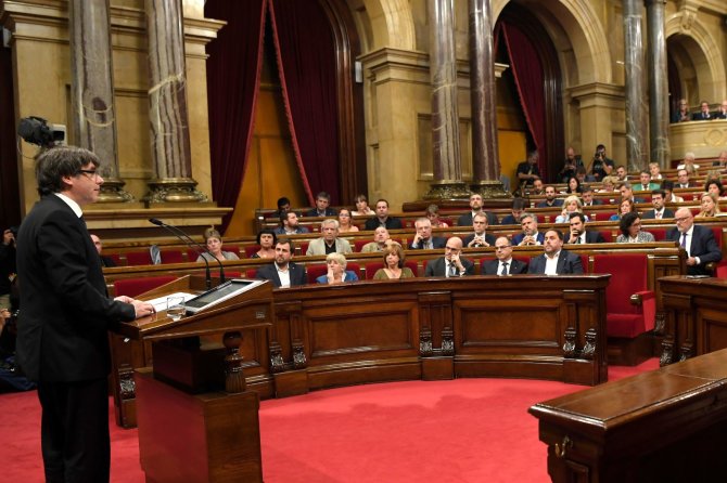 AFP/„Scanpix“ nuotr./Carlesas Puigdemontas sako kalbą Katalonijos parlamente.