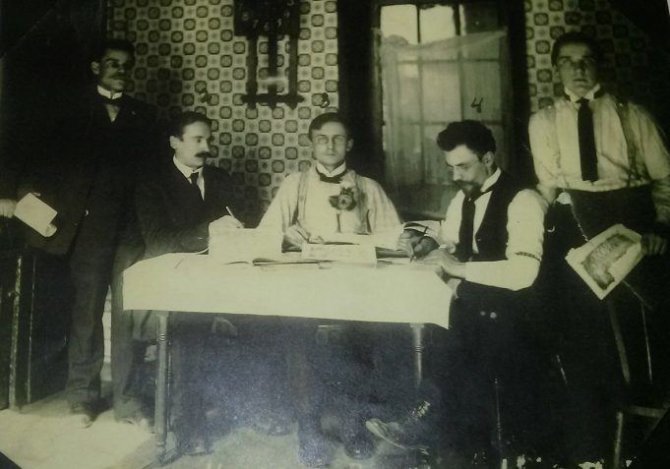 Jūžintų J.O.Širvydo vidurinės mokyklos archyvo nuotr./Juozas Ottas Širvydas (stovi dešinėje) – pirmajame JAV lietuvių laikraštininkų suvažiavime 1907 m.