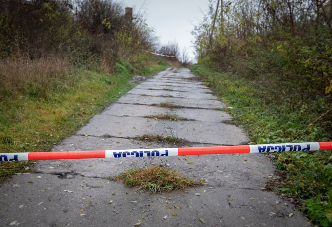 Gabrielės Navickaitės / 15min nuotr./Pševoduvo kaimas apjuostas „STOP“ juosta. Lenkija, 2022 m. Lapkričio 16 d. 