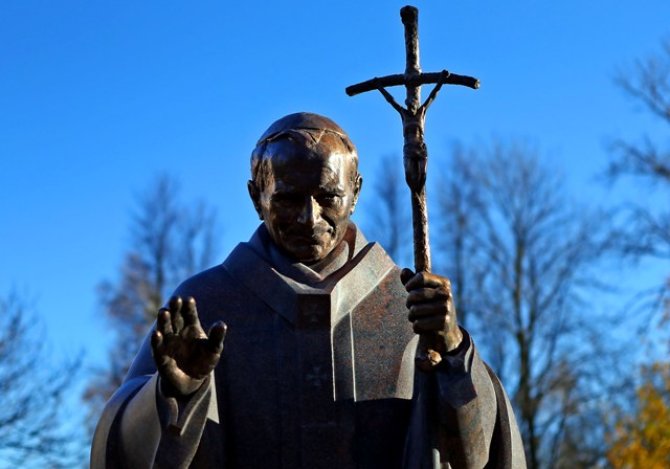 Gintaro Šiupario nuotr./Popiežiaus Jono Pauliaus II skulptūra Šiauliuose