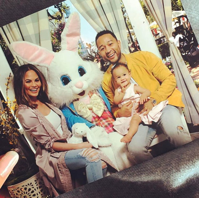 „Instagram“ nuotr./Chrissy Teigen ir Johnas Legendas su dukra Luna