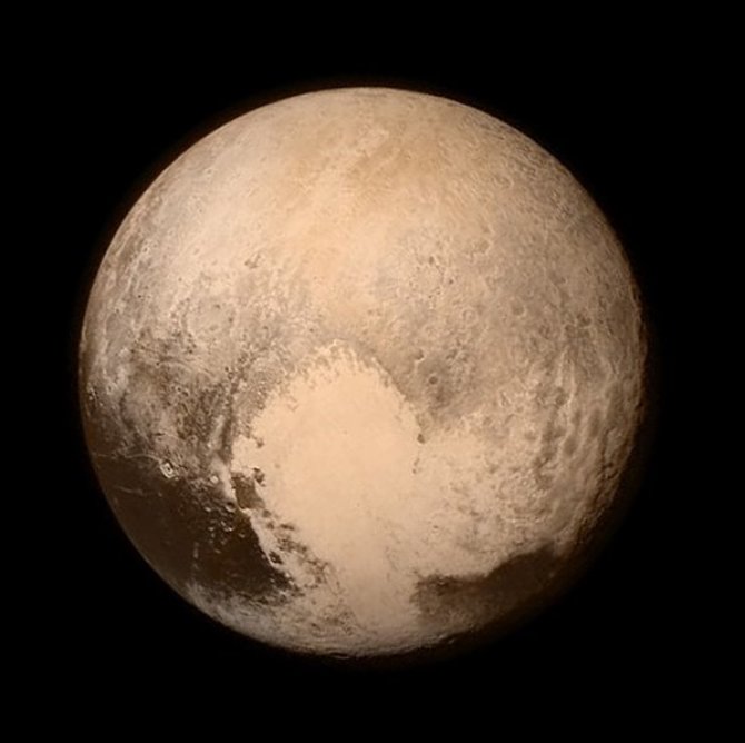 NASA/New Horizons nuotr./Naujausia Plutono fotografija (liepos 13 d., raiška: 1 pikselis = 4 km), kurioje aiškiai matyti ne tik garsioji Plutono „širdis“, bet ir daug kraterių bei kitų įspūdingų kraštovaizdžio elementų. Tamsios dėmės regimojo disko apačioje – Plutono pusiaujo sritis. Rytoj žiniasklaidoje pasirodys šios dien