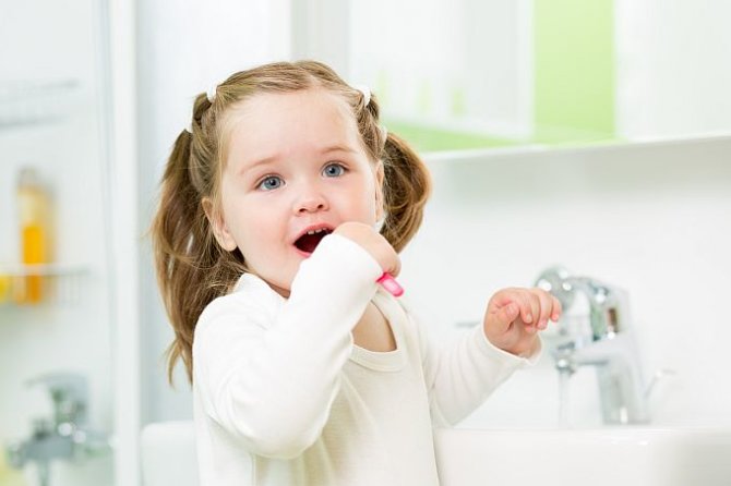 Fotolia nuotr./Mergaitė valosi dantis