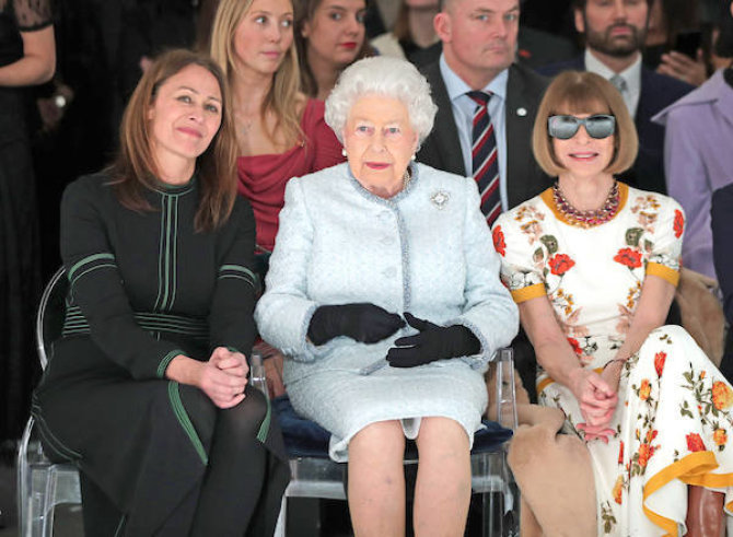 „Scanpix“/„Sipapress“ nuotr./Iš kairės: Caroline Rush, karalienė Elžbieta II ir Anna Wintour 2018 m. Londono mados savaitėje