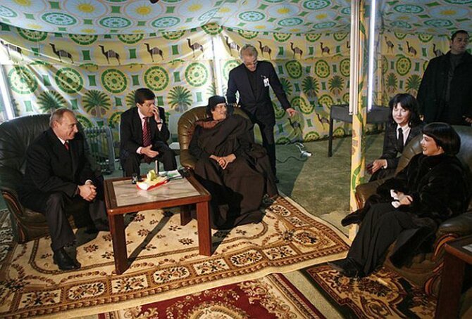 Wikipedia.org nuotr./Maskvoje pastatytoje Muamaro Kadhafi palapinėje lankosi Vladimiras Putinas ir Prancūzijos estrados žvaigždė Mireille Mathieu