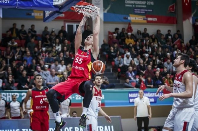 FIBA.com/Isaiah Hartensteinas