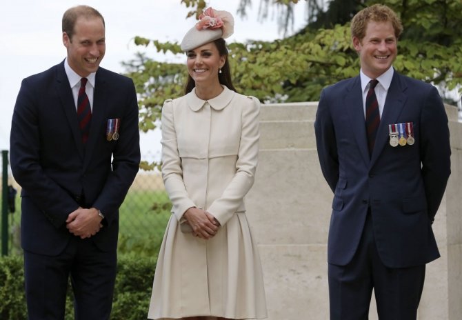 „Reuters“/„Scanpix“ nuotr./Princas Williamas, Kembridžo hercogienė Catherine ir princas Harry