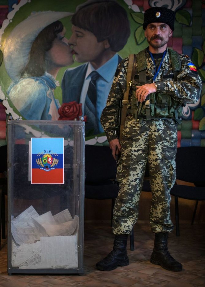 Scanpix/ITAR TASS nuotr./Išankstinis balsavimas „rinkimuose“ Luhansko teroristų kontroliuojamoje teritorijoje