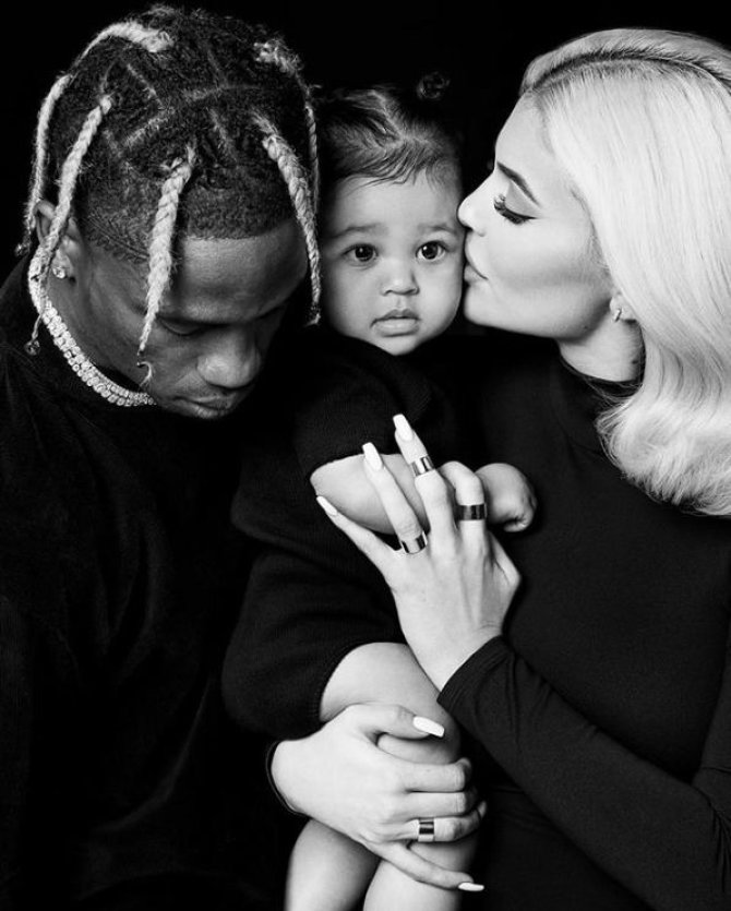 „Instagram“ nuotr./Kylie Jenner ir Travis Scottas su dukra Stormi